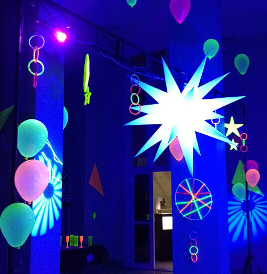 Decoração Balada Neon com luz negra e efeitos fluorescentes