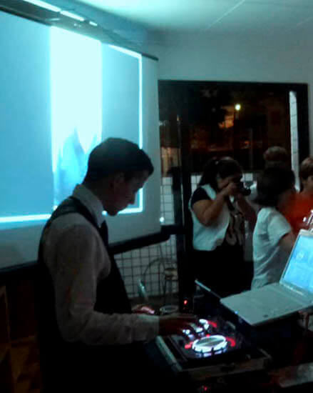 DJ com telão e karaoke para festa teen