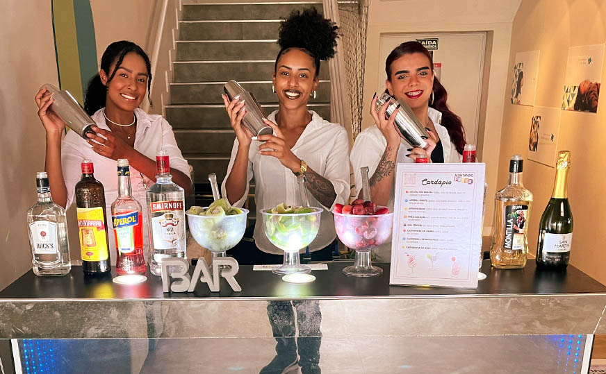 Bartender preparando coquetéis para evento