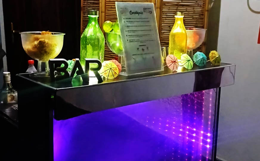 Barmans preparando drinks na festa