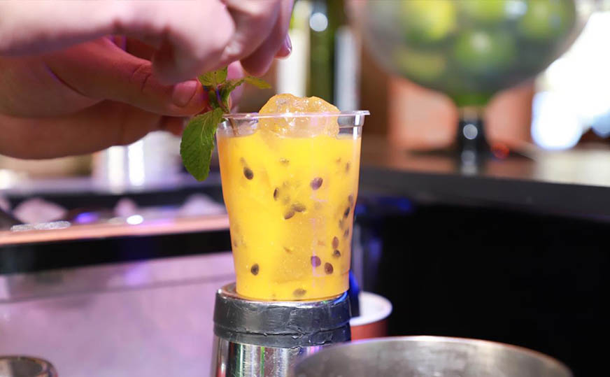 Bartenders em balcão modelo noiva iluminado