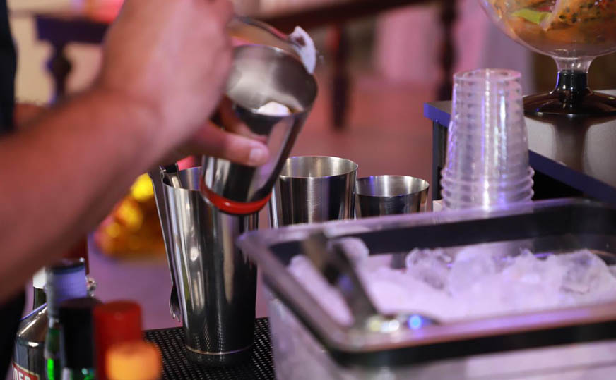 Bartenders preparando coquetéis
