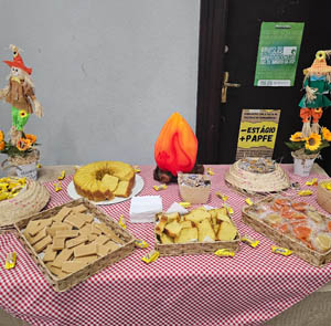 Mesa de doces típicos para festa junina