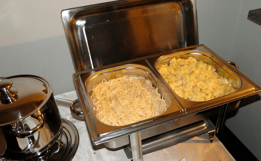 Capeletti e espaguete para festa