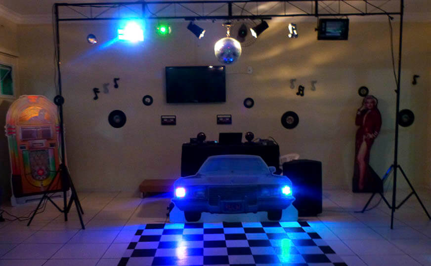 Cenografia completa para salão de festa tema retrô flashback