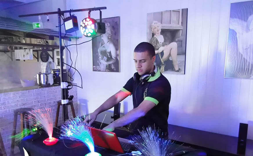 DJ com telão e iluminação festa SP