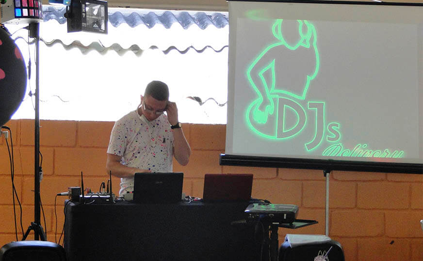 DJ com projeção e retrospecção festa SP