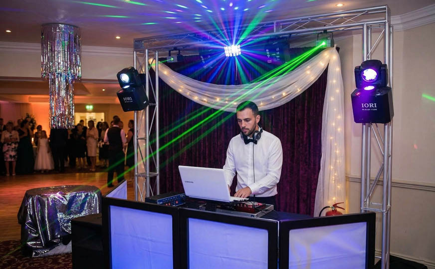 DJ para Casamento SP animando a pista de dança