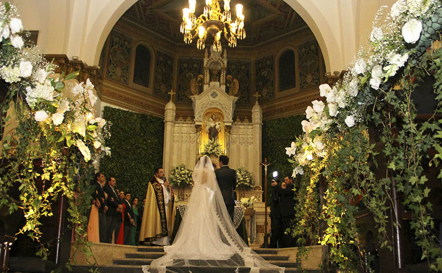 Noivos felizes na cerimônia íntima de casamento simples