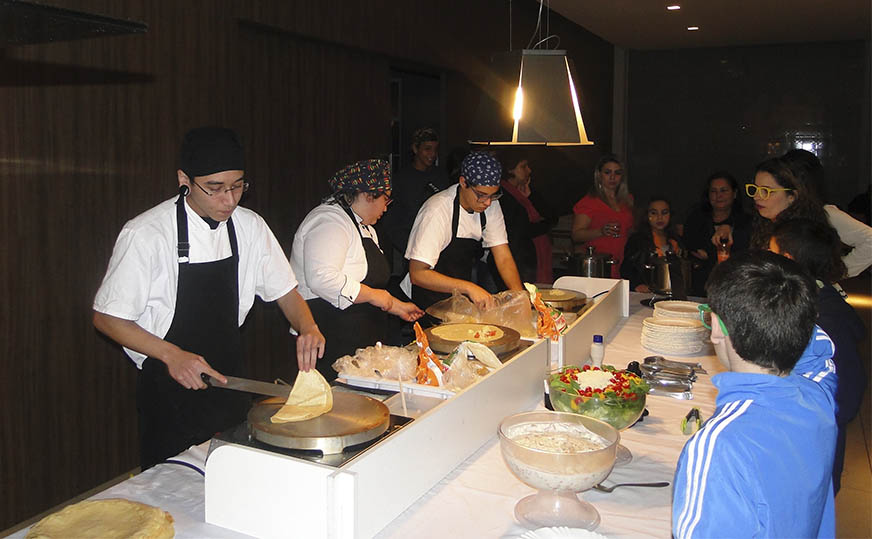 Mesa de buffet de crepe para festa infantil