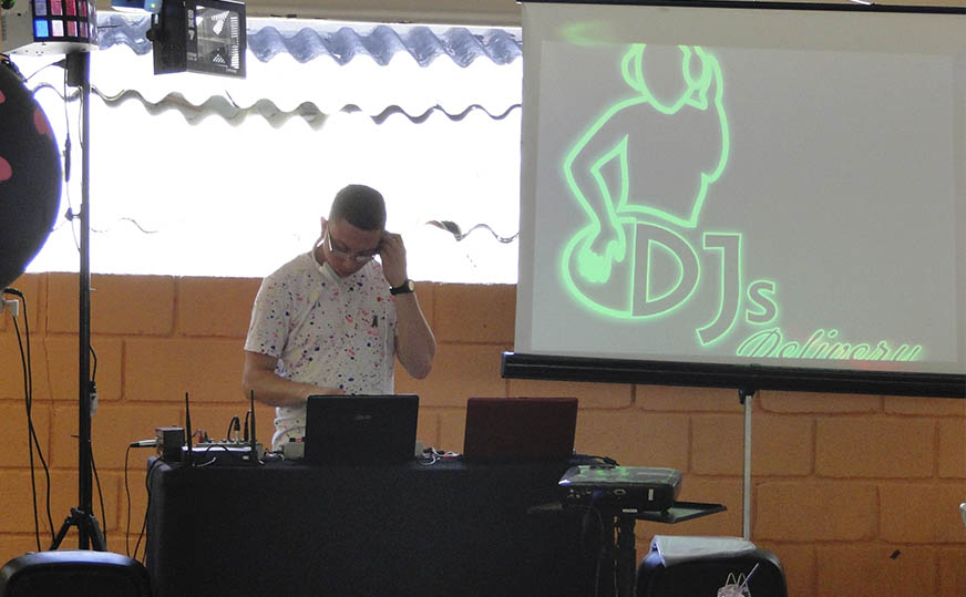 Dj com projeção para festa infantil