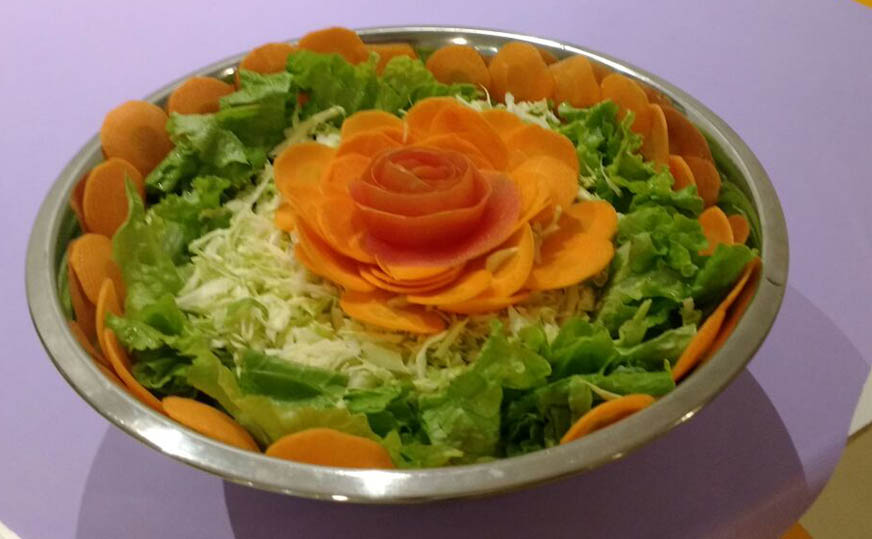 Mesa de salada do buffet de crepe