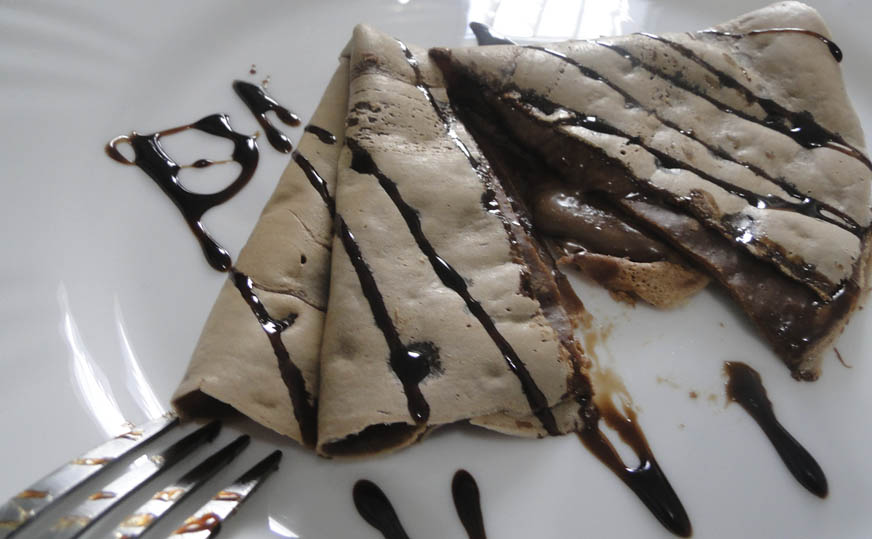 Crepe de chocolate para sobremesa na festa teen