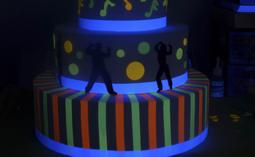Bolo cenográfico neon para festa teen