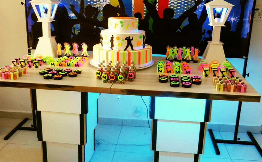 Decoração fluorescente para mesa da festa teen
