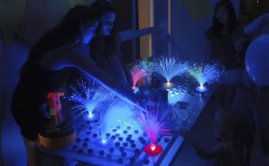 Mesa fluorescente na decoração balada neon