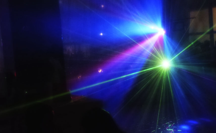 Pista de dança iluminada na festa teen